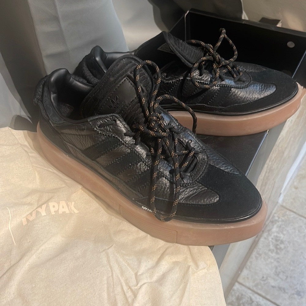 Ivy park Adidas size w(8), black and gold